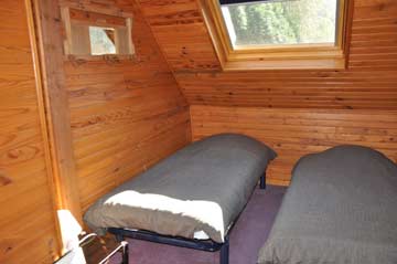 4-Bett-Zimmer mit Holzverkleidung