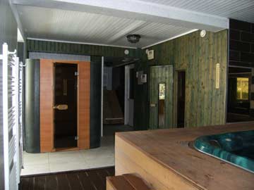 Aufguss-Sauna und Whirlpool
