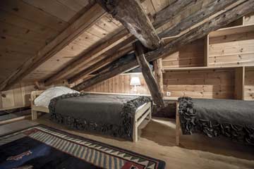 das Schlafzimmer mit Einzelbetten in der Dachschräge