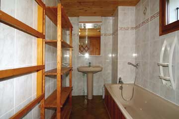 eines der Badezimmer im Chalet Les Menuires
