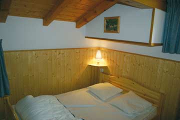DG: Schlafzimmer mit Doppelbett