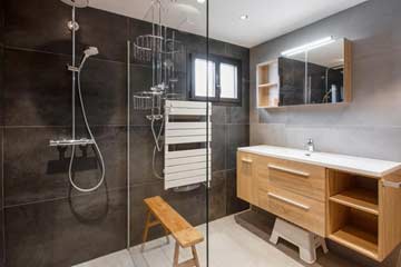 1. neu renoviertes Badezimmer mit Dusche