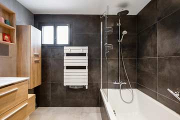 2. neu renoviertes Badezimmer mit Badewanne