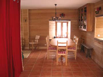 Schöner Wohnraum im savoyardischen Chalet-Stil in der Ferienwohnung Les Sybelles