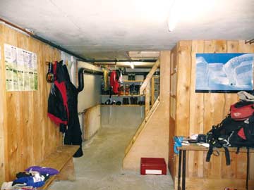 Garage mit Garderoben und Abstellmöglichkeiten für Ski und andere Sportgeräte