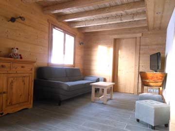 Esstisch, Sofa und offener Kamin im Wohnraum (noch mit altem Holzboden)