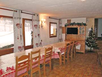 Hütte Samoens - der gemütliche Speise- und Aufenthaltsraum mit TV