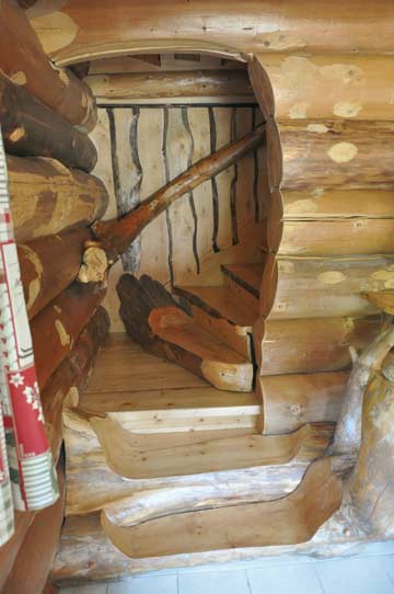 einzelne Treppenstufen aus ganzen Baumstämmen