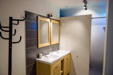 Badezimmer 2 mit Doppelwaschtisch und Dusche