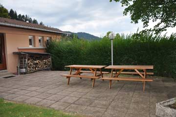 Terrasse mit Picknickmöbeln