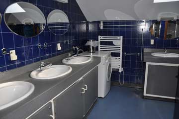 Sanitär-Raum mit Waschmaschine