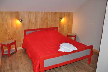 Helles 2-Bett-Zimmer mit Doppelbett