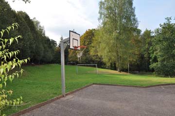 Basketballkorb und Bolzplatz 