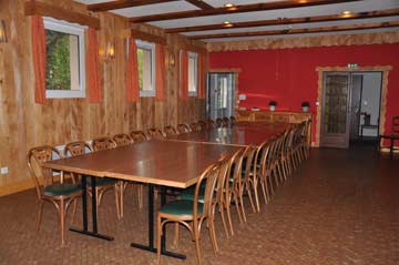 Speisesaal mit großen Tischen und Platz für bis zu 42 Personen