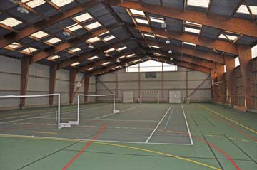 Turnhalle mit kleinen Fußballtoren und Badminton-Netzen