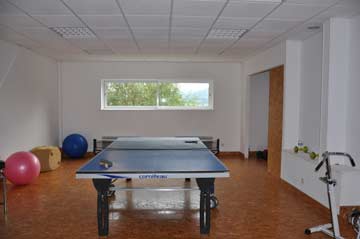 Kleiner Fitnessraum mit Tischtennisplatte