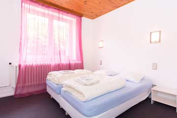 ein 2-Bett-Zimmer mit Einzelbetten