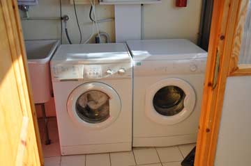 Hauswirtschaftsraum mit Waschmaschine und -trockner