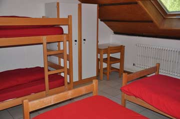 insgesamt drei 4-Bett-Zimmer mit Etagenbett + 2 Einzelbetten im gr. Hausteil