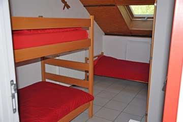 3-Bett-Zimmer mit Etagen- und Einzelbett im OG