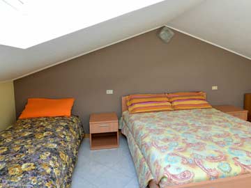 Schlafzimmer mit Doppel- und Einzelbett