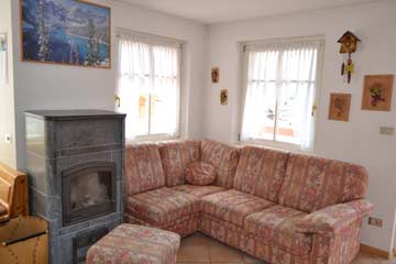 Sofa und Schwedenofen im Wohnraum