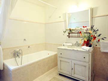 Badezimmer mit Badewanne, Bidet und WC