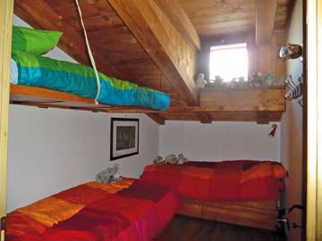 das 3-Bett-Zimmer; inzwischen ist das Hochbett mit einem Fallschutz gesichert