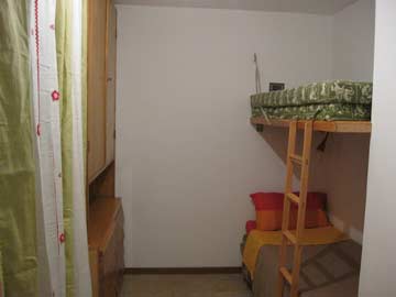 eines der unteren Schlafzimmer, inzwischen ist das Hochbett mit einem Fallschutz gesichert