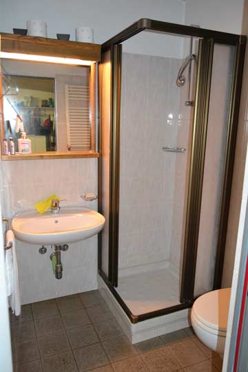 Als Ausweich-Badezimmer: Dusche und WC zusätzlich in einem beheizten Extra-Raum in der Garage