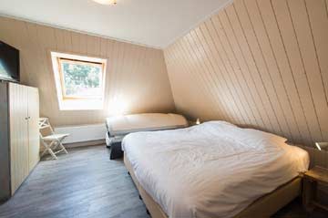 Blick in das Schlafzimmer mit Solarium und Kinderbett
