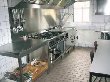 Die gut ausgestattete Gruppenküche u.a. mit 12-Flammen-Herd