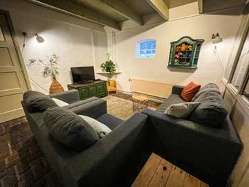 Kleiner Wohnraum mit Sofas und TV