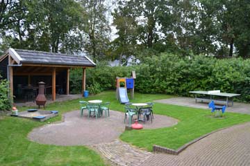 Garten mit Tischtennisplatte, Rutsche und Sitzmöglichkeiten