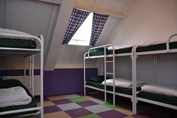 Mehrbettzimmer mit Etagenbetten