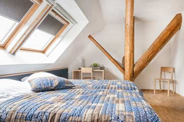2-Bett-Zimmer mit Doppelzimmer und rustikalen Holzbalken