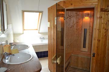 Sauna im Badezimmer im OG