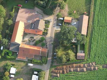 Luftaufnahme des Bauernhofs mit den 3 Häusern