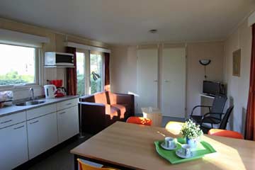 Wohnbereich mit offener Küche in einem Chalet