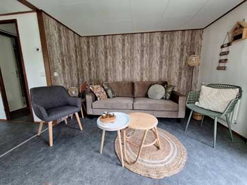 Sofa und Sessel im Wohnbereich von Chalet 2