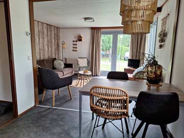 Wohn- und Speisezimmer im Chalet 2