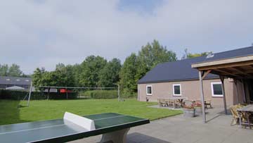 Außenbereich mit Terrasse und Tischtennisplatte