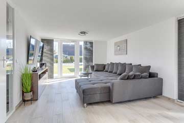 Wohnzimmer mit TV und Zugang zur Terrasse