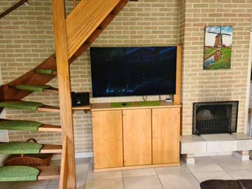 TV und Kamin im Wohnbereich