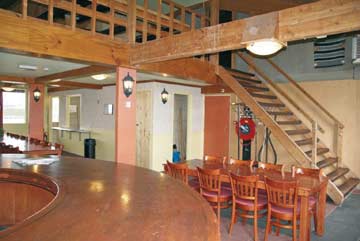 der Speise- und Aufenthaltsraum mit Bar und Treppe zum Obergeschoss