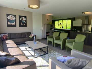 Wohnbereich mit Sesseln und Sofa