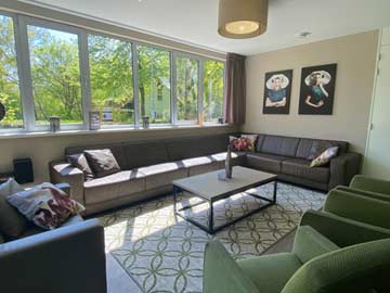 Wohnbereich mit großem Sofa
