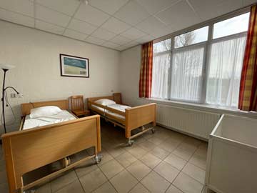 Blick in ein Schlafzimmer mit 2 Pflegebetten