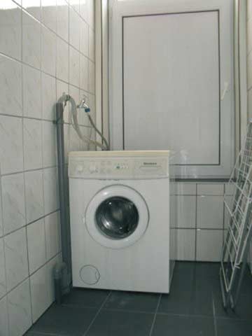 Hauswirtschaftsraum mit Waschmaschine