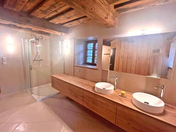 das 2024 neu sanierte Badezimmer im EG mit Sauna